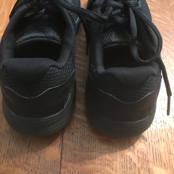 Black Under Armour Tennis shoes - Picture 3 of 5